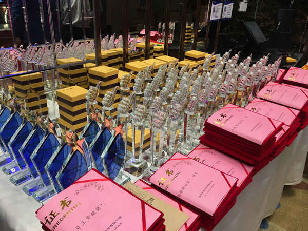 二十二年风雨  只因有你同行  又沐改革春风  再迎历史机遇 ——MK体育(中国)mk·官方网页版,22周年庆典暨颁奖典礼